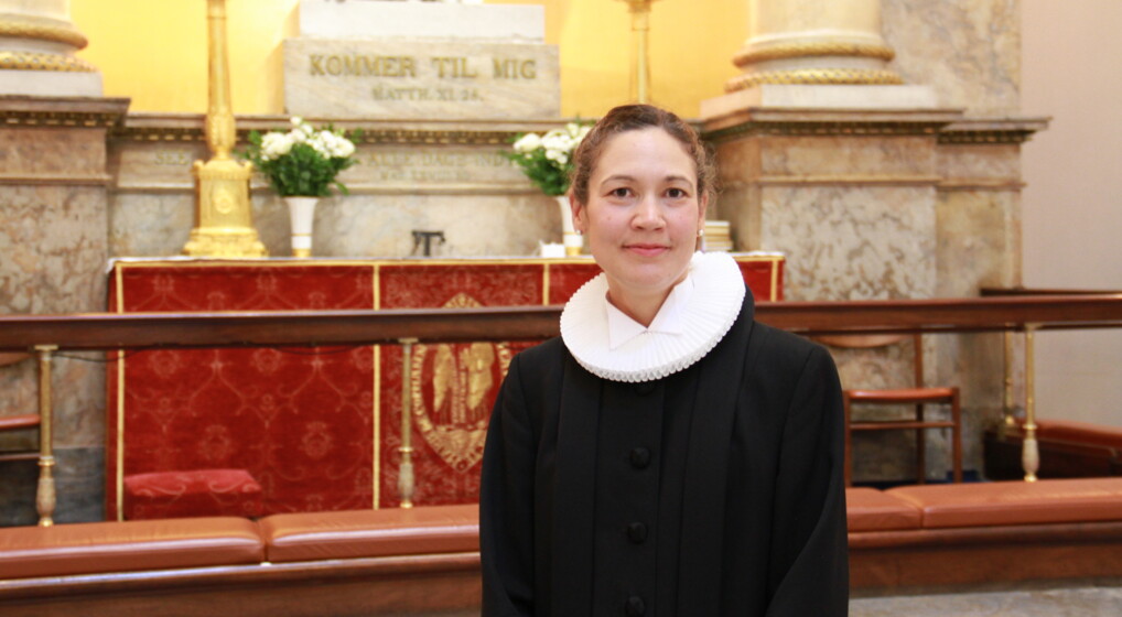 Døvepræst Helena Gade Døvepræst Helena Gade foran alteret i Vor Frue Kirke i København efter sin ordination