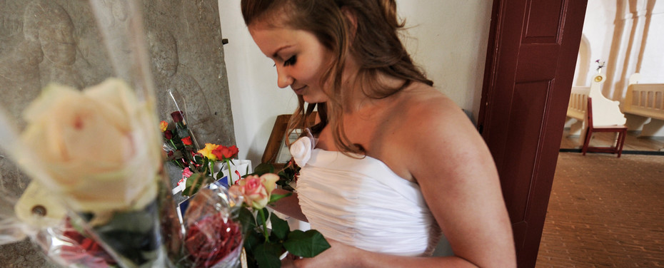 Konfirmand med blomster og gaver