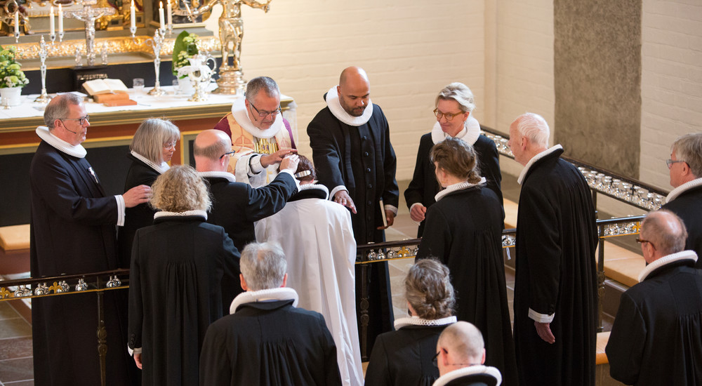Præstevielse i Aalborg Stift Pastoralseminarierne får færre studerende end tidligere, og det er bekymrende, siger videnscenter bag ny rapport
