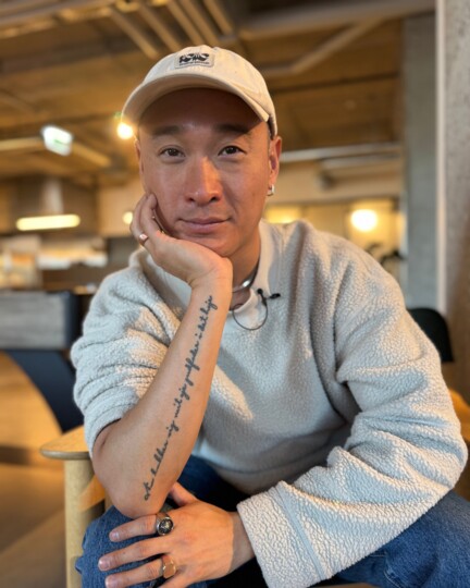 Morten Mortensen kendt fra 'Gift ved første blik' sidder i en stol med hånden på kinden