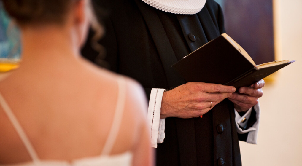 Konfirmand og præst. Ved konfirmationen får hver konfirmand sit eget konfirmationsord. Se de mest populære her.