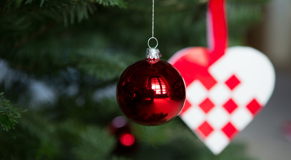 Julekugle og hjerte på gren