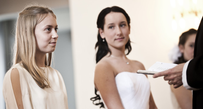 Konfirmation Konfirmation betyder, at Gud bekræfter det løfte om at være med dig, som han gav dig, da du blev født. Som konfirmand gentager du dåbens ja til den kristne tro og bliver velsignet.