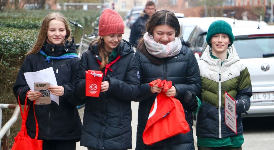 Fire unge piger samler ind til Folkekirkens Nødhjælps landsindsamling