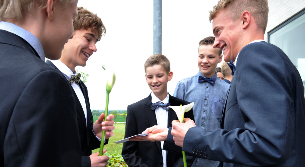 Udenfor kirken er det tid til lykønskninger fra venner og familie.