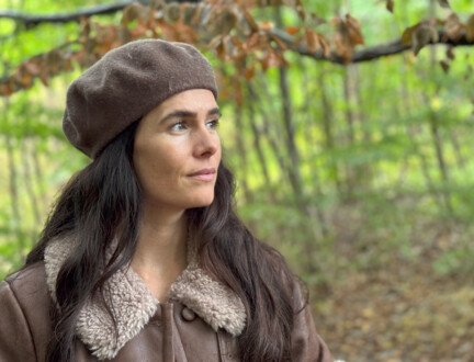 Portræt af debattør og influencer Matilde Trobeck i en skov