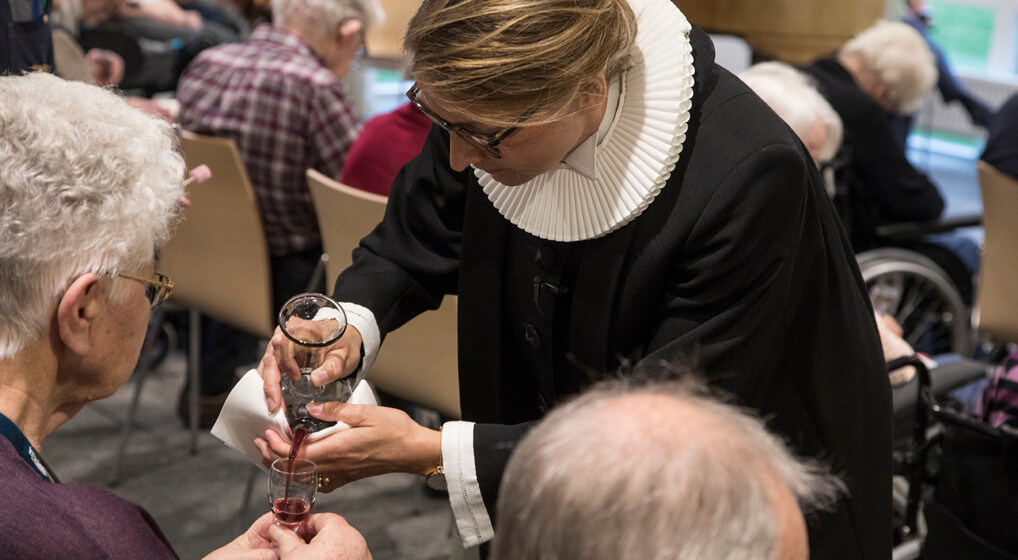 Nadver på Århus Friplejehjem Reportagebillede fra plejehjemsgudstjeneste.