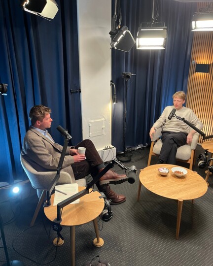 Sognepræst Adam Garff og forfatter Glenn Bech i podcaststudie