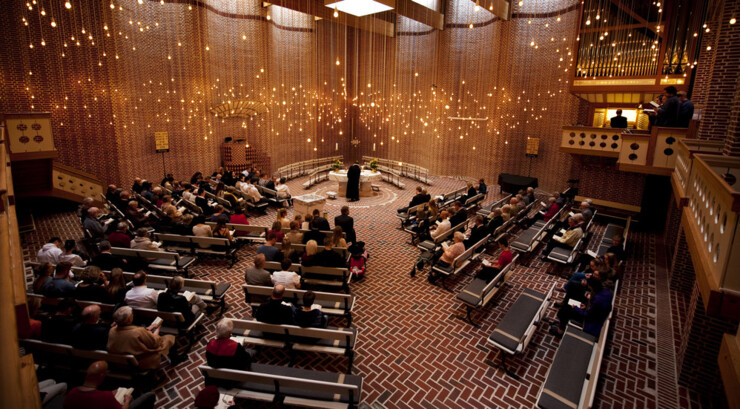 Sædden Kirke Denne kirke er indrettet klassisk luthersk med prædikestol, døbefont og nadverbord som de centrale elementer