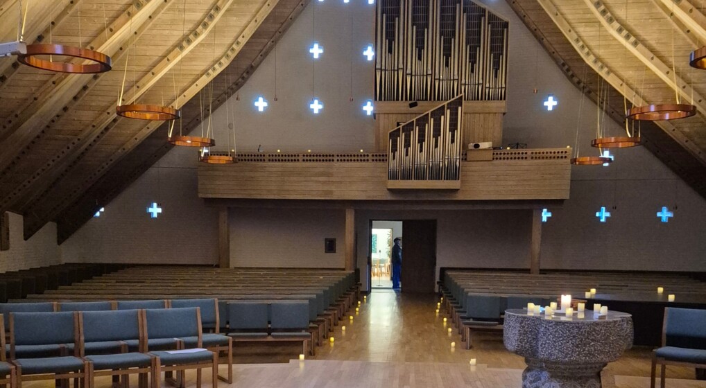Kirkerummet i Møllevang Kirke fyldt med stearinlys til englevagt