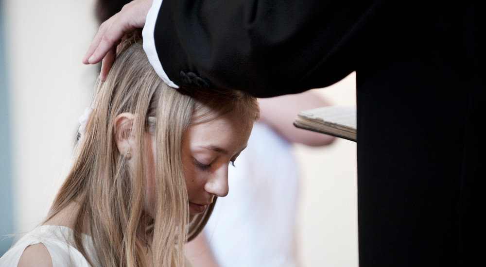 Præsten velsigner konfirmanden og slutter ofte konfirmationshandlingen af med at læse et bibelvers op: Konfirmandens eget konfirmationsord.