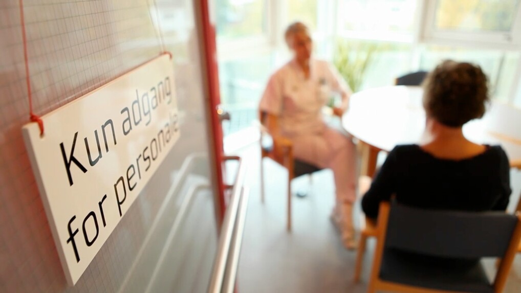 Hospitalspræst i samtale med sygeplejerske Hospitalspræst Grethe Jørgensen fortæller, at ’Eksistenslaboratoriet’ minder læger og sygeplejersker om, hvad et øjebliks nærvær kan gøre.